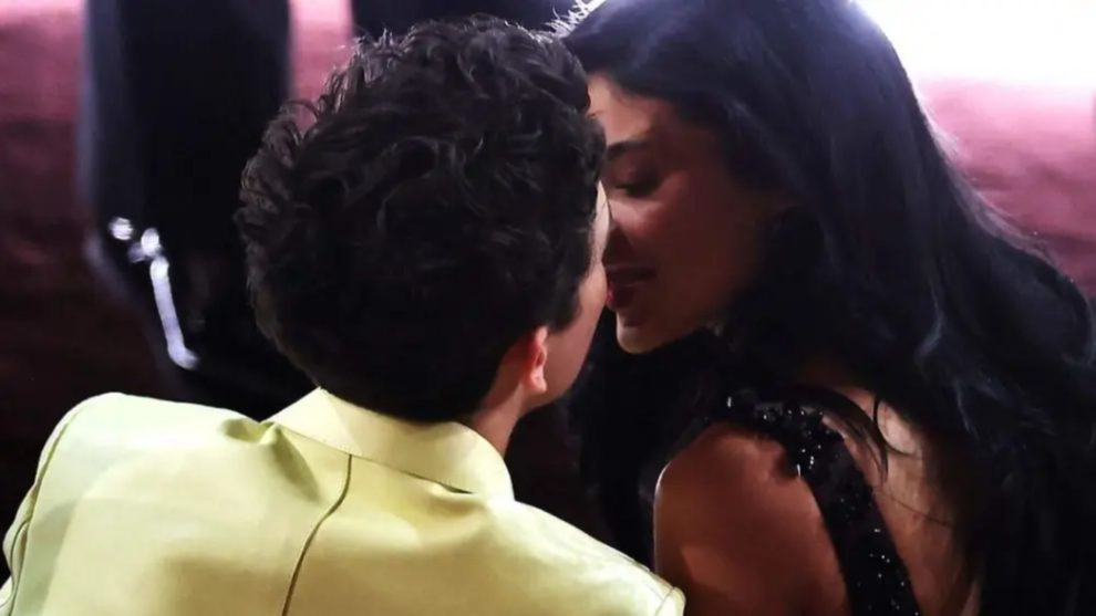 Kylie Jenner y Timothée Chalamet: beso en los Oscar
